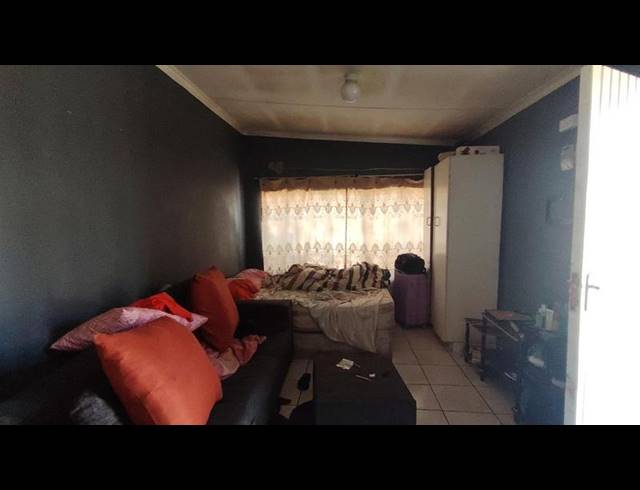 7 BEDROOM HOUSE FOR SALE IN BEZUIDENHOUT VALLEY